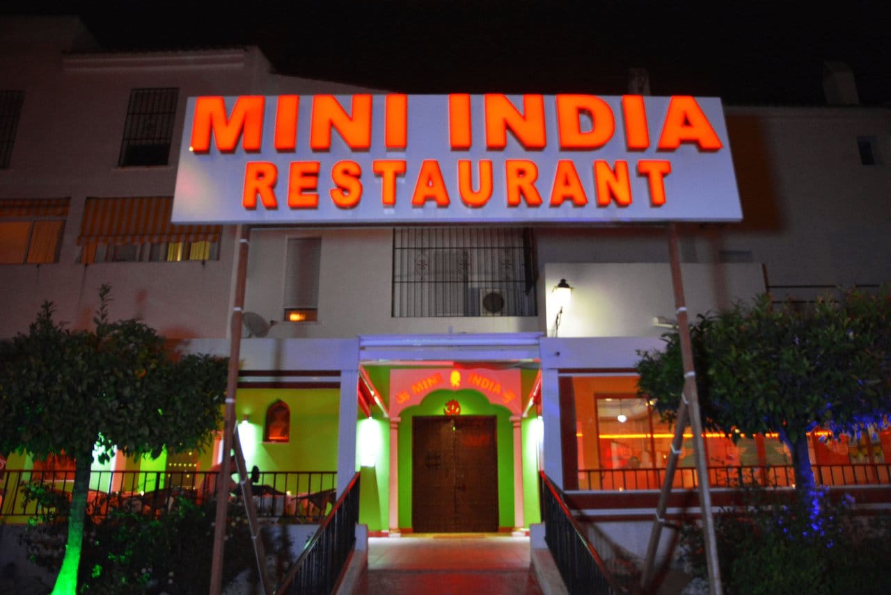 يقدم الاطباق الهندية 