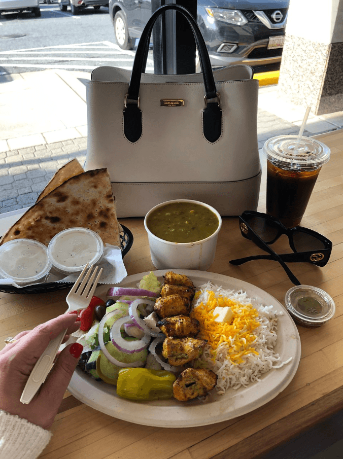 يقدم الاطباق الشرق  اوسطية و الايرانية و الوجبات السريعة