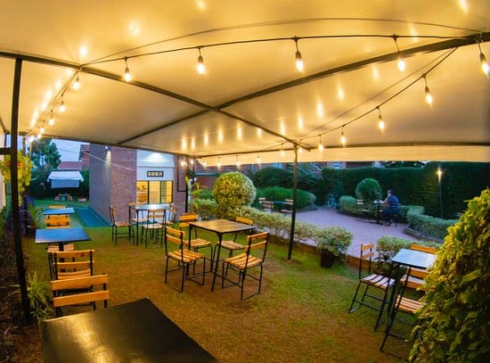 يقدم البيتزا والاطباق الصحية والعربية 