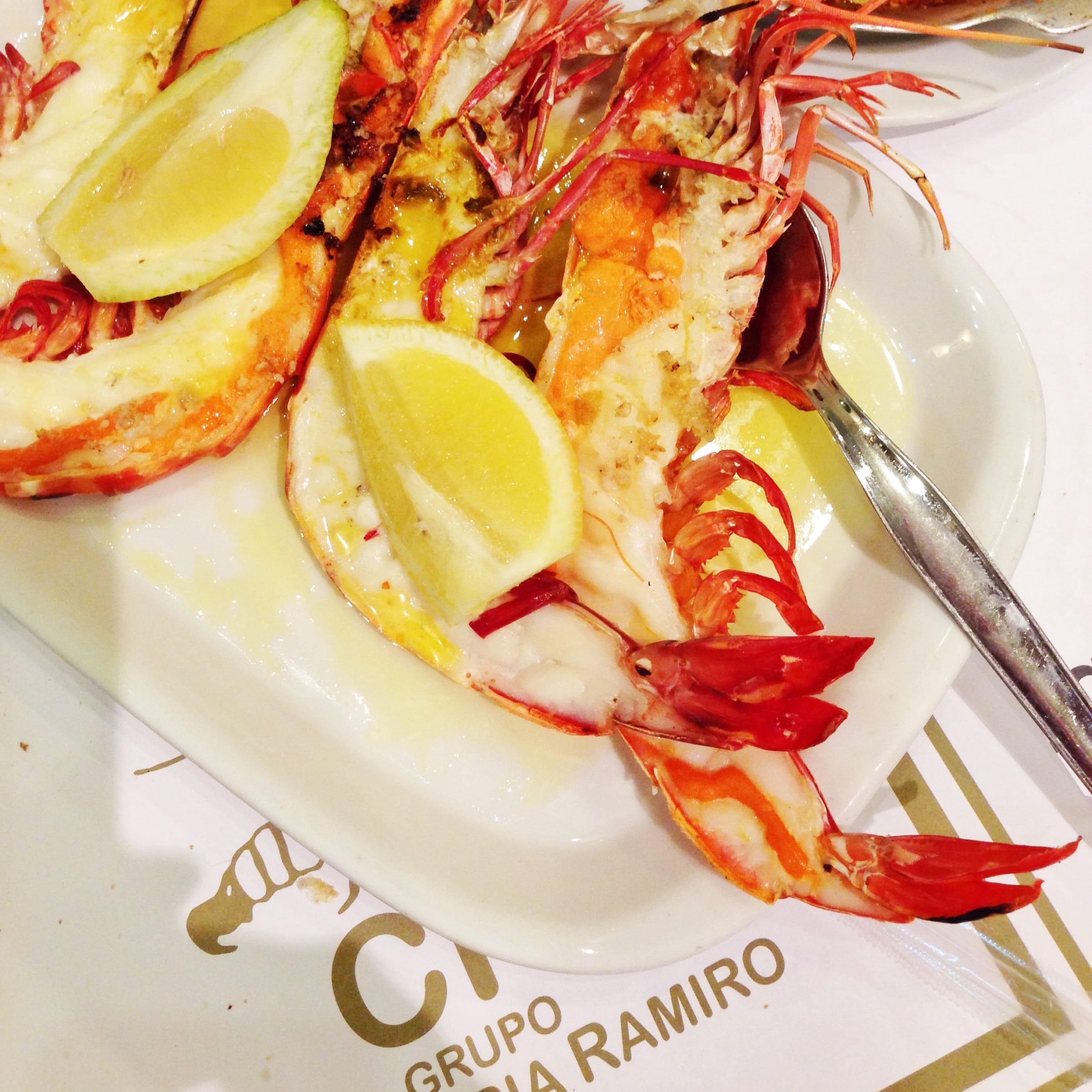 يقدم الاطباق المغربية 