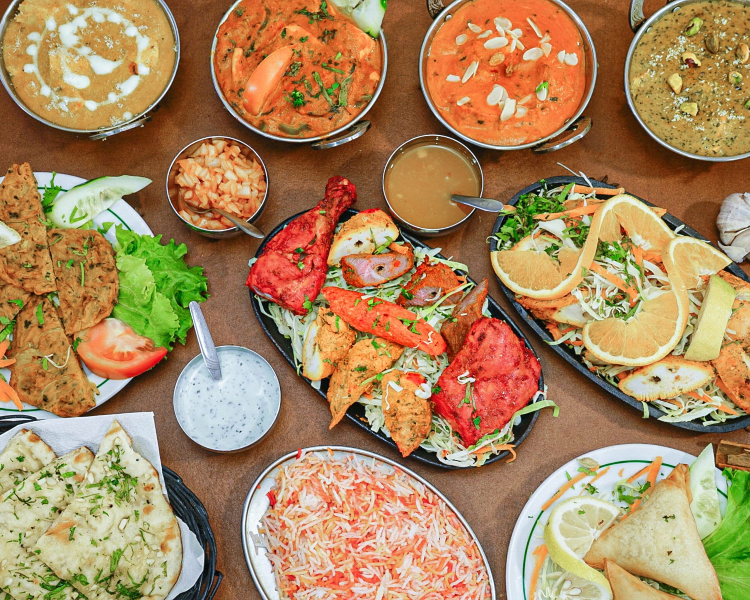 يقدم الاطباق الهندية  