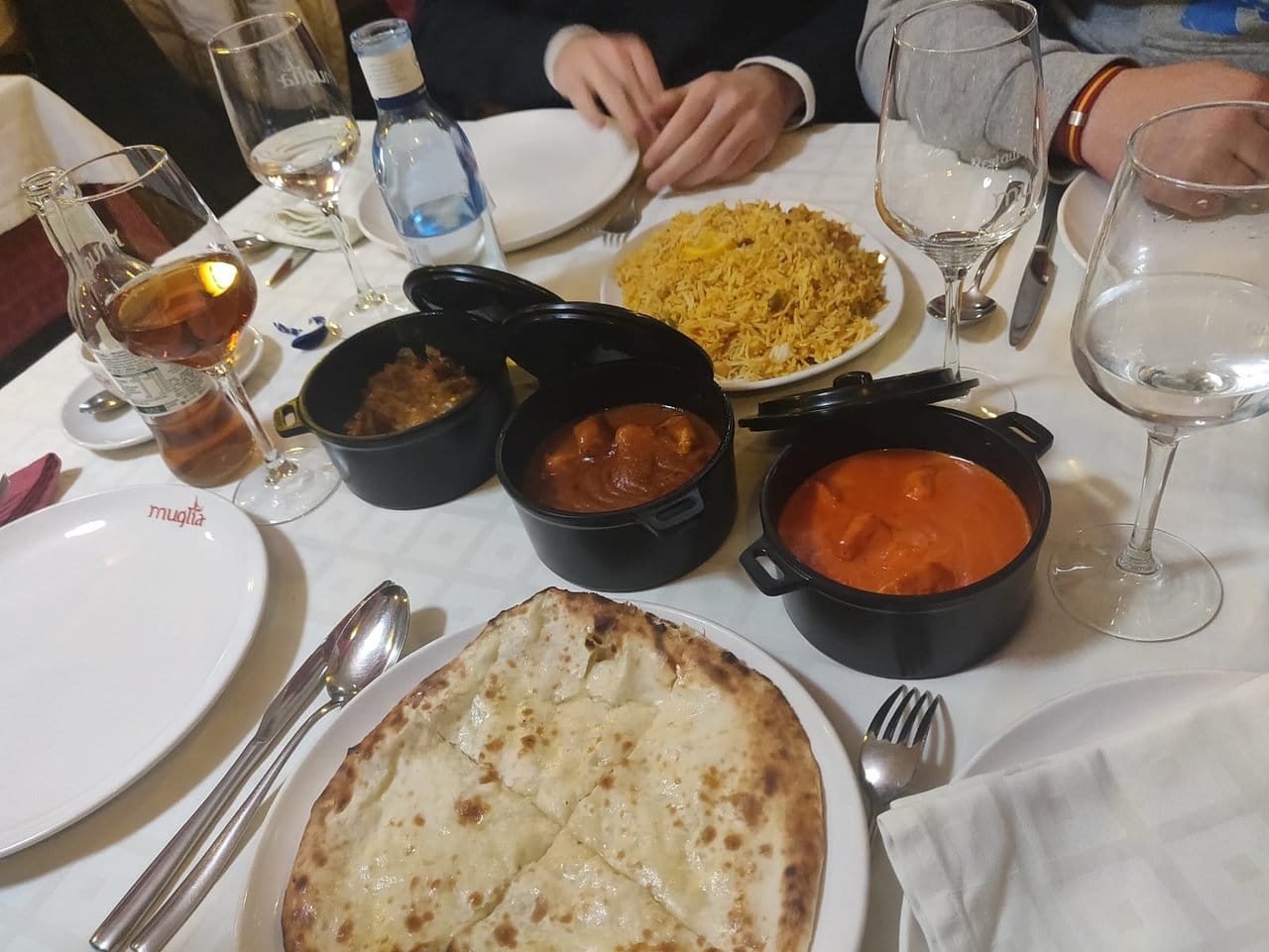 يقدم الاطباق الهندية والاسيوية 