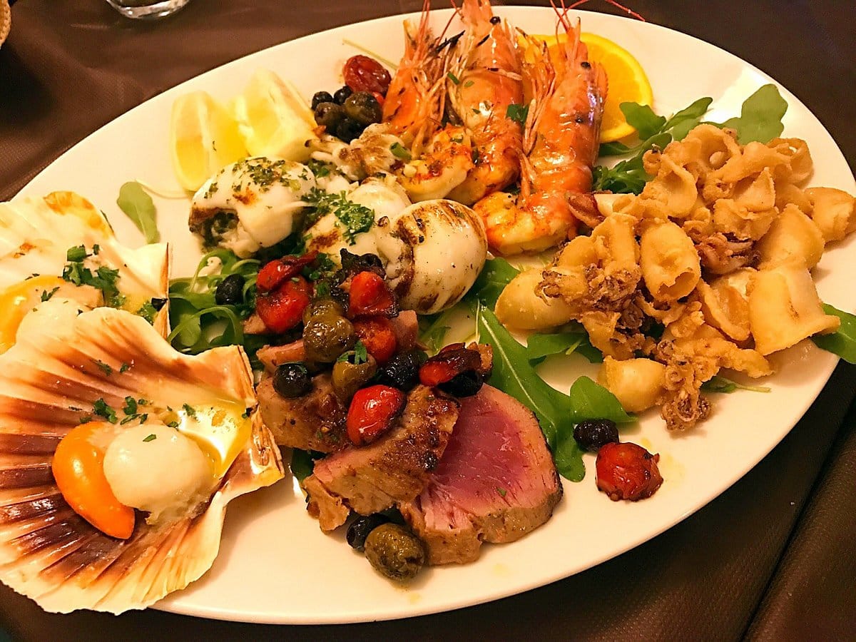 يقدم الاطباق الصحية والشرق اوسطية وباكستانية وافغانية 