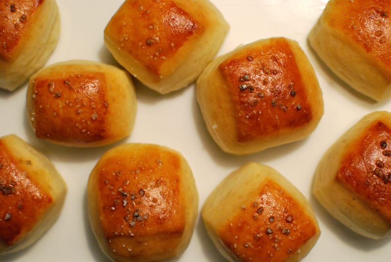 يقدم الاطباق العربية 