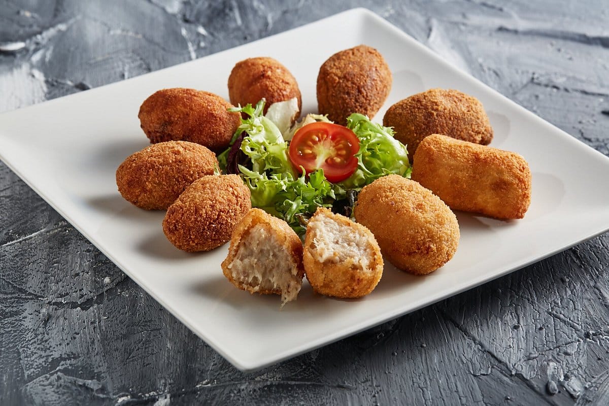 يقدم الاطباق المتوسطية والشرق اوسطية والعربيه 