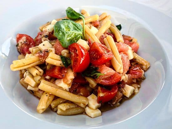 يقدم الاطباق الايطالية 