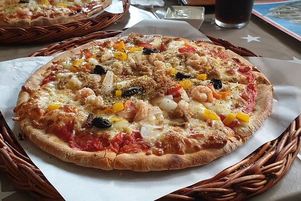 معطم بيزا يقدم الاطباق الايطالية يقدم وجبات الغداء والعشاء لديهم اماكن الجلوس في الهواء الطلق 