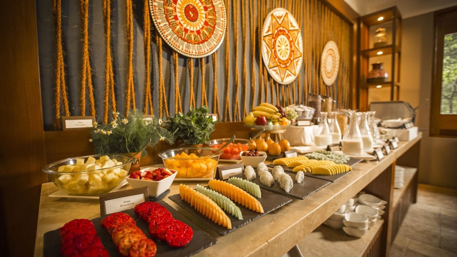 يقدم الاطباق الاتينية والاسبانية وامريكا الجنوبية مناسبة للشخص النباتي ويعتبر من المطاعم الحلال. 