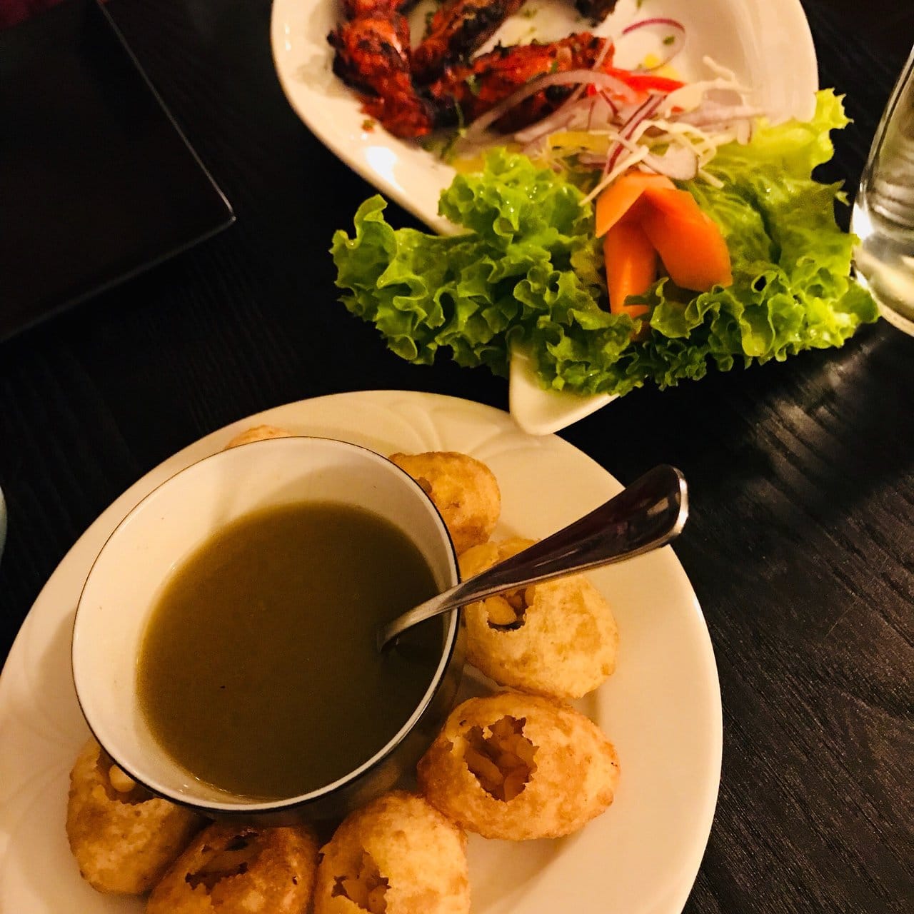 يقدم الاطباق الهندية والاسيوية 