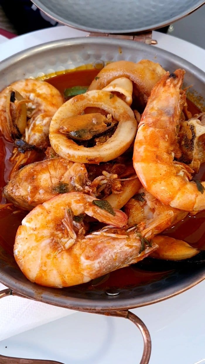 يقدم الاطباق المتوسطية والاوروبية والبرتغالية 