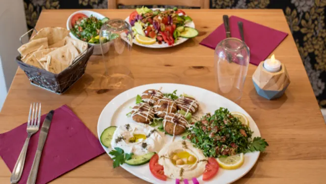 يقدم المأكولات اللبنانية و الشرق اوسطية 