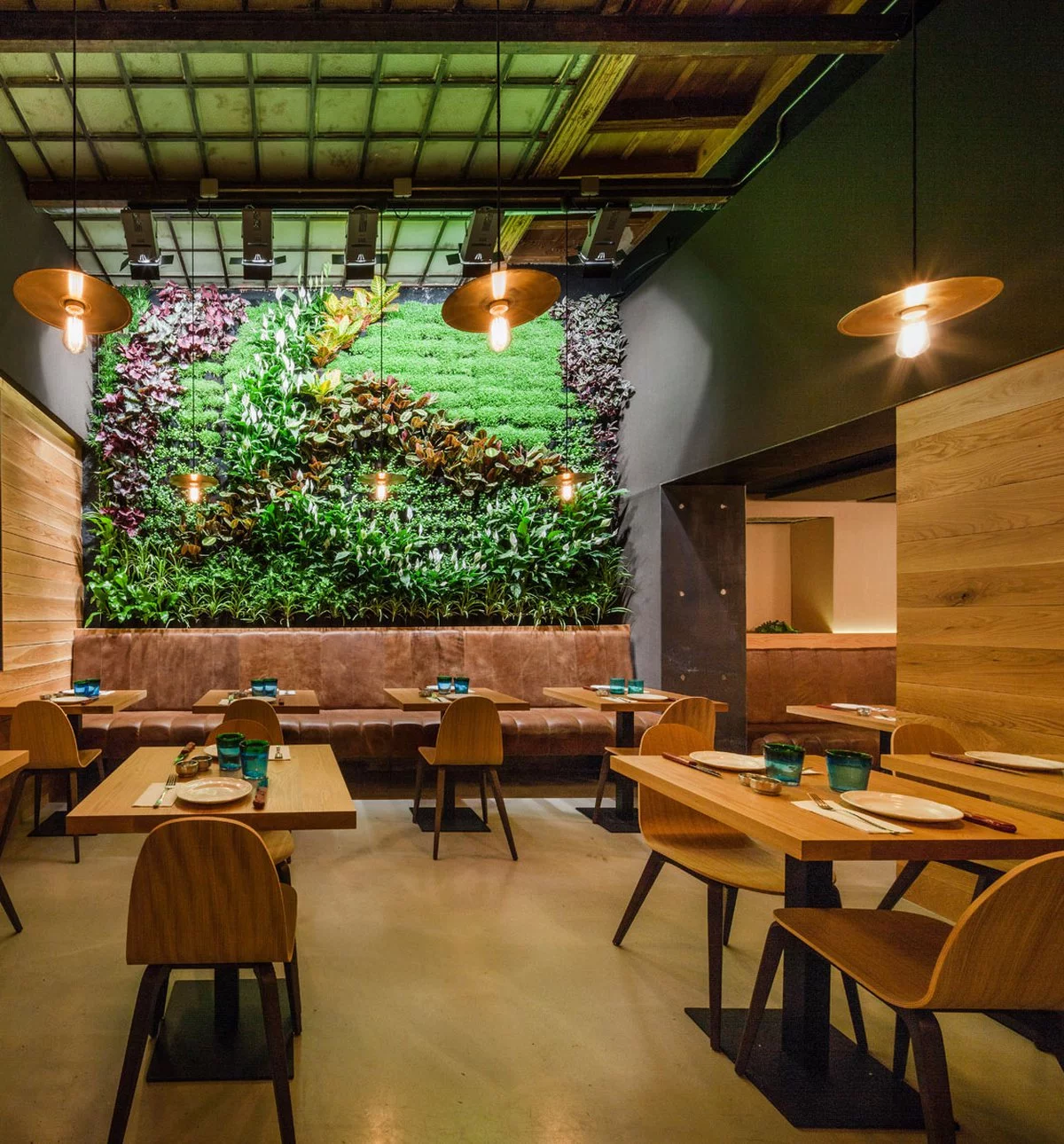 يقدم الاطباق اللبنانية والمغربية والمتوسطية والشرق اوسطية 