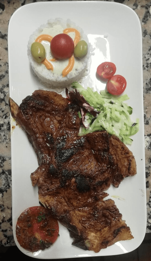 يقدم الاطباق الفرنسية والمغربية 