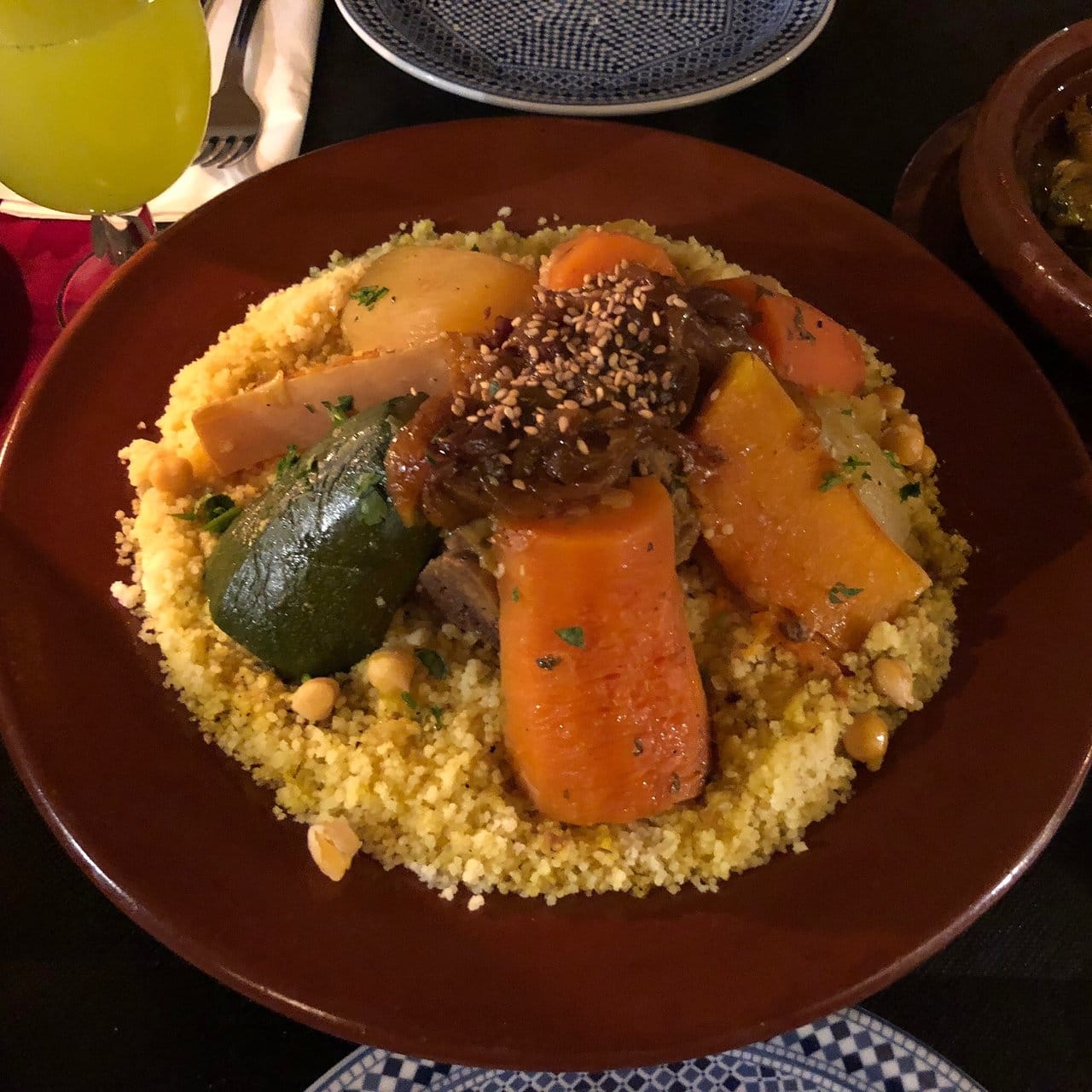 يقدم الاطباق الافريقية والمغربية والمتوسطية والشرق اوسطية والصحية 