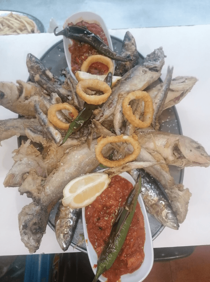 يقدم الاطباق الاسبانية والعربية 