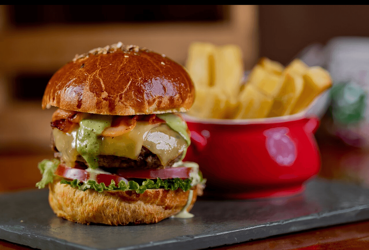 يقدم الاطباق الحديثة والافطار والغداء والعشاء وخدمه المشروبات كما لديهم خدمة الحجز ويعتبر من المطاعم الحلال.