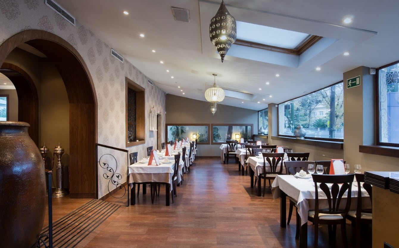 يقدم الاطباق اللبنانية والمتوسطية 