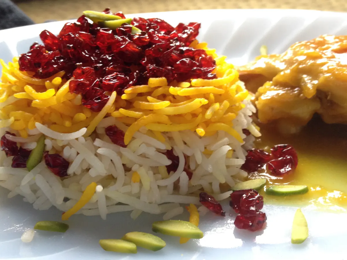 يقدم الاطباق الشرق اوسطية والايرانية 