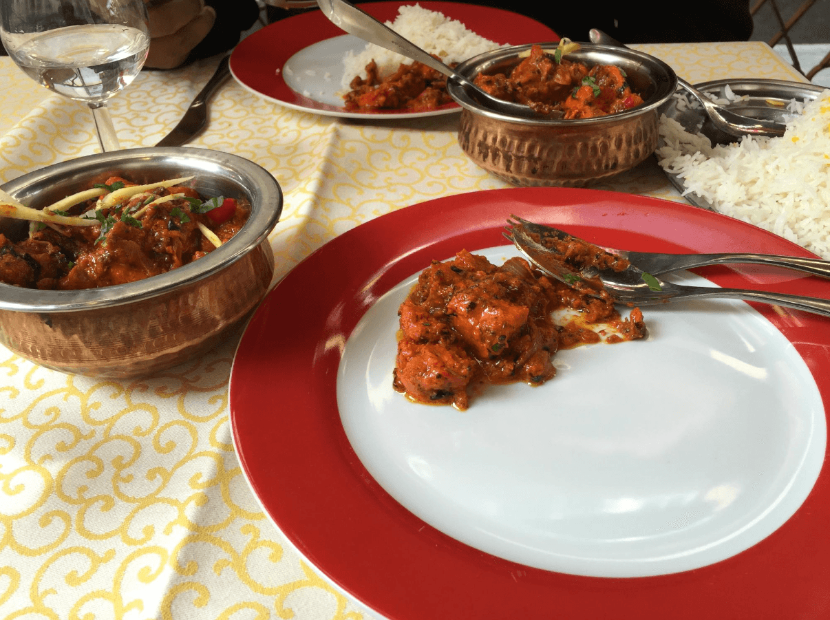 يقدم الاطباق الباكستانية والهندية