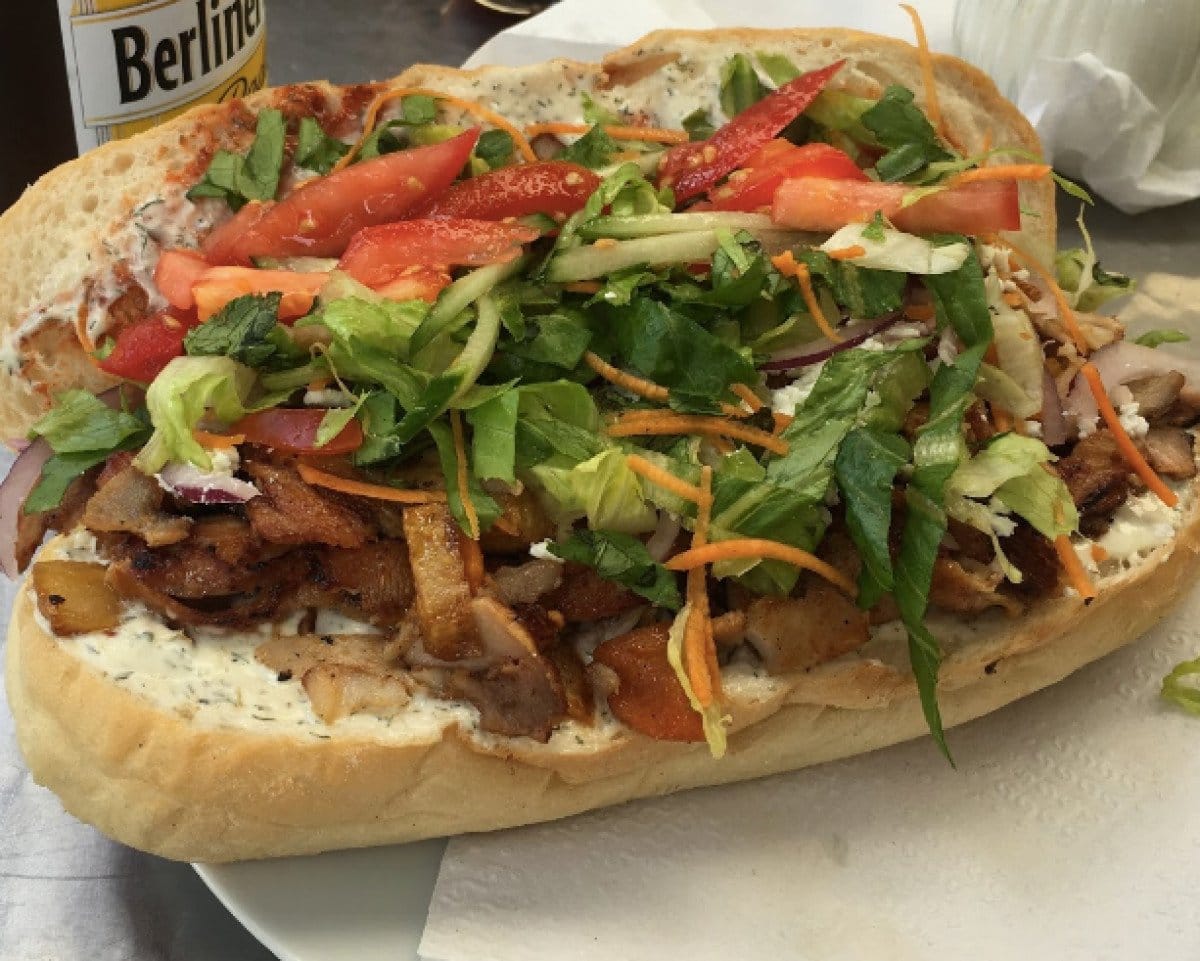 يقدم الاطباق التركية والشرق اوسطية ووجبات سريعة 