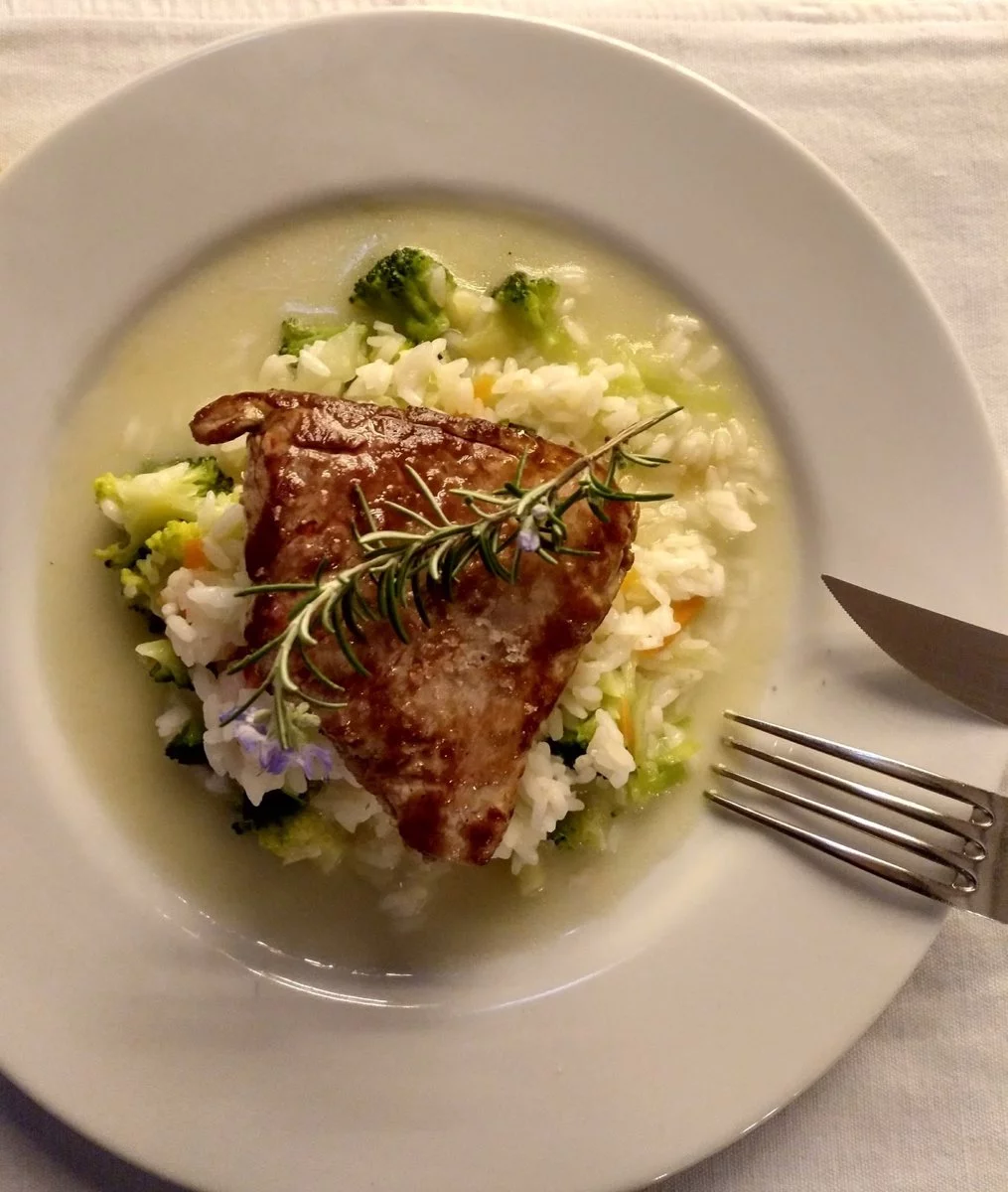 يقدم الاطباق المتوسطية والشرق اوسطية و العربية