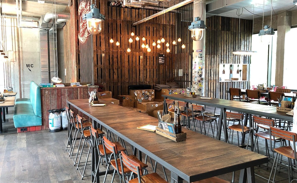 يقدم الاطباق الشرق اوسطية والعربية 