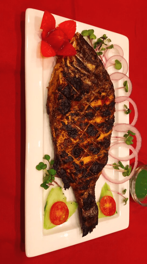 يقدم الاطباق العربية 