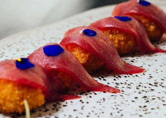 يقدم الاطباق العالمية والاسبانية والمتوسطية 