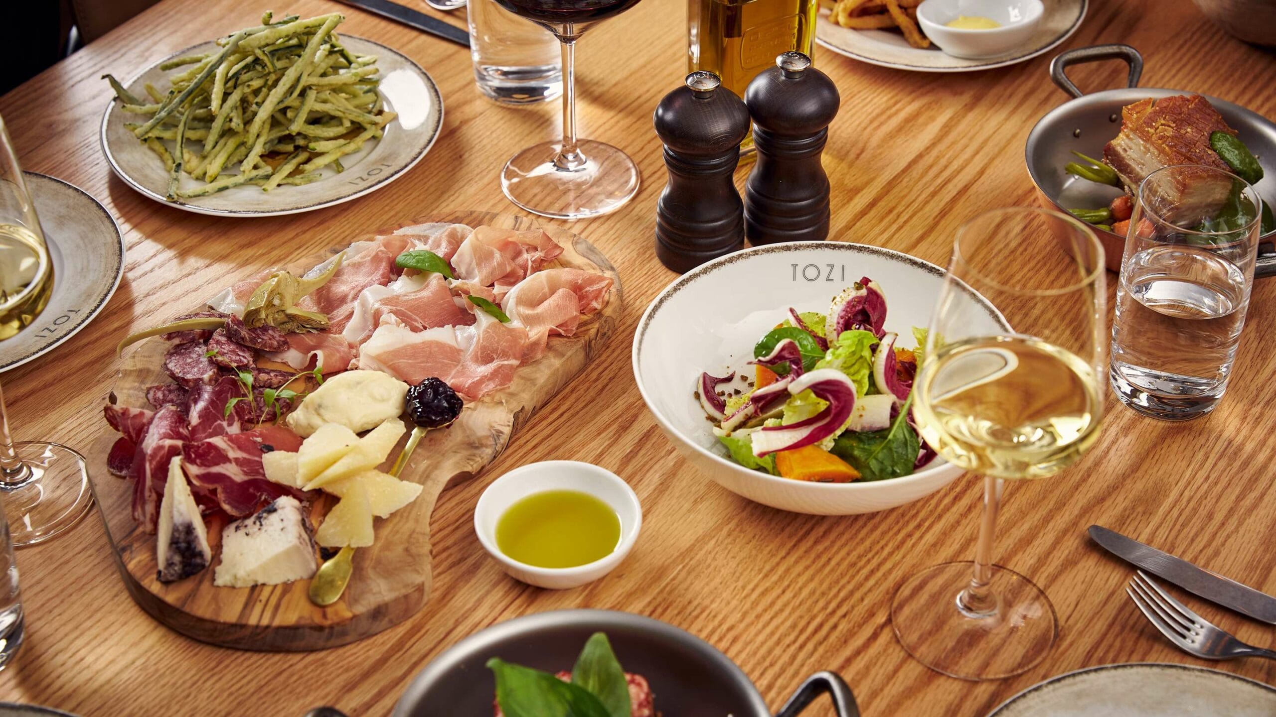 يقدم الاطباق المتوسطية والشرق اوسطية ويقدم البيتزا ووجبات سريعة 