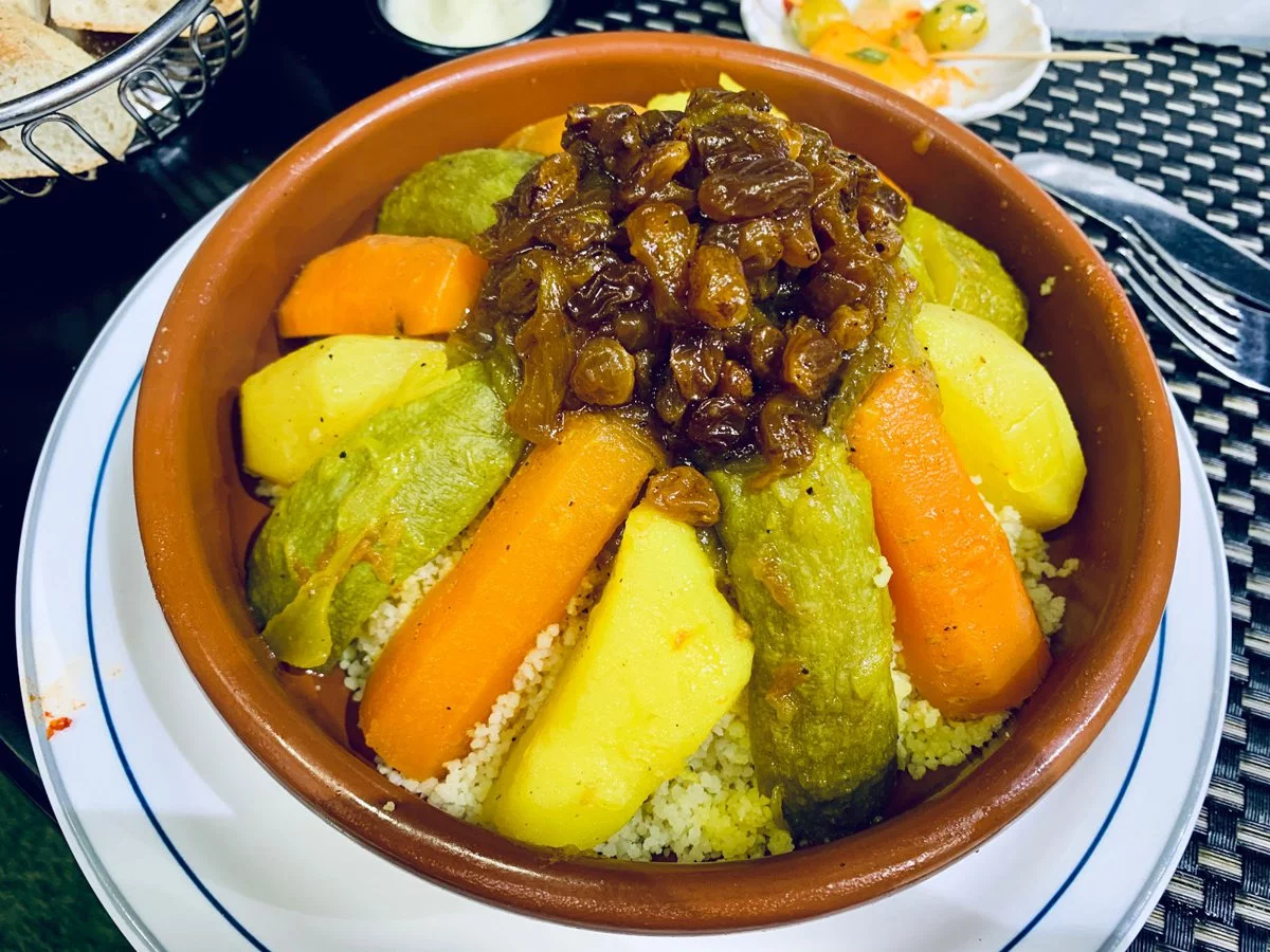 يقدم الاطباق المغربية ووجبات سريعة 