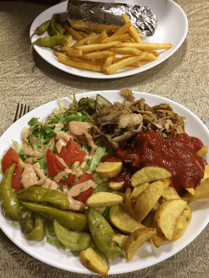 يقدم الوجبات السريعة والاطباق التركية والاوروبية والشرق اوسطية 