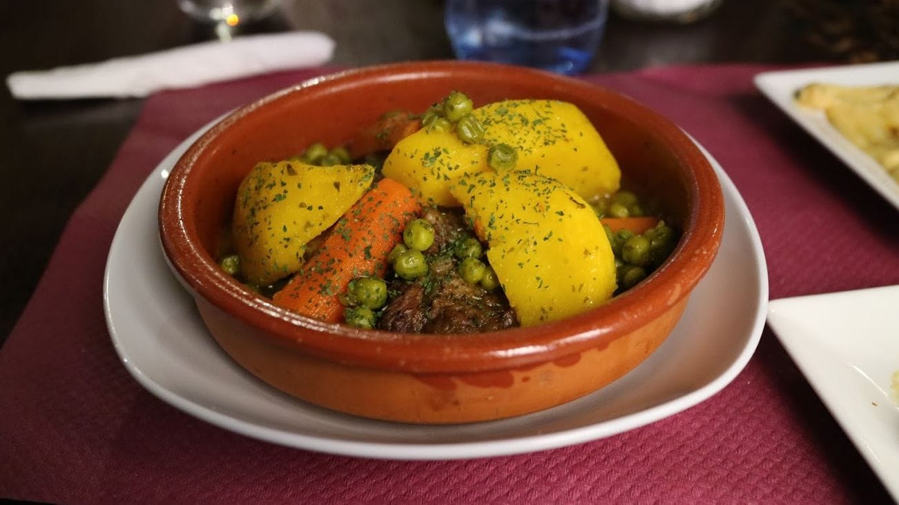 يقدم الاطباق المغربية والشرق اوسطية 