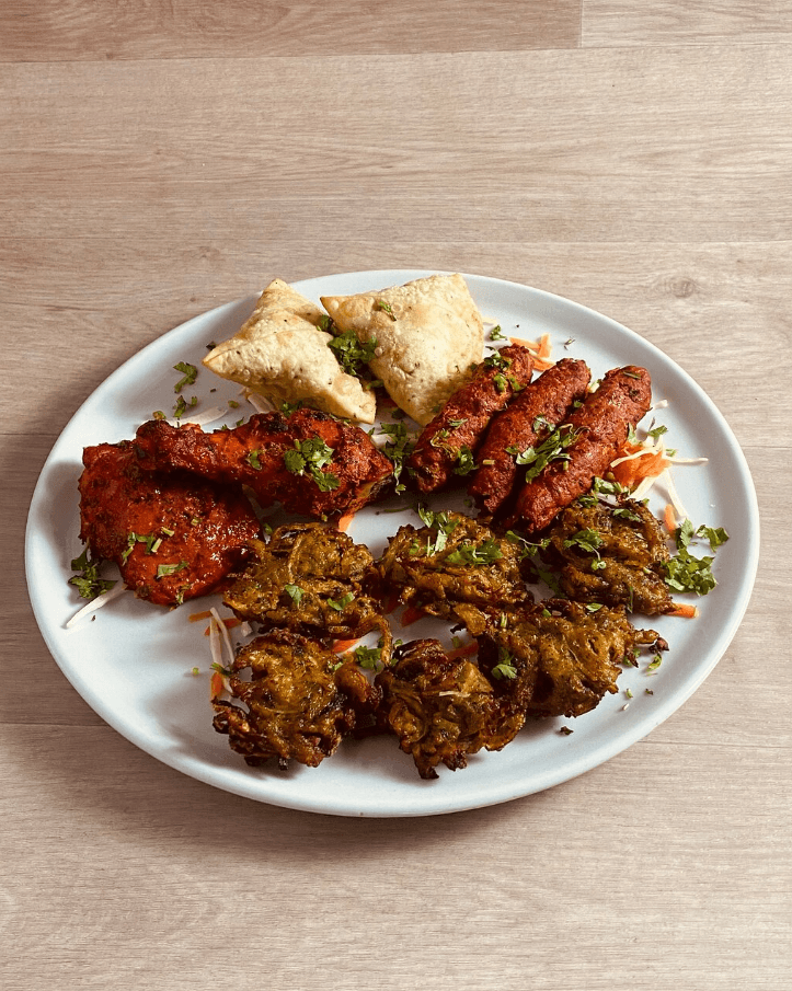 يقدم الاطباق الهندية 