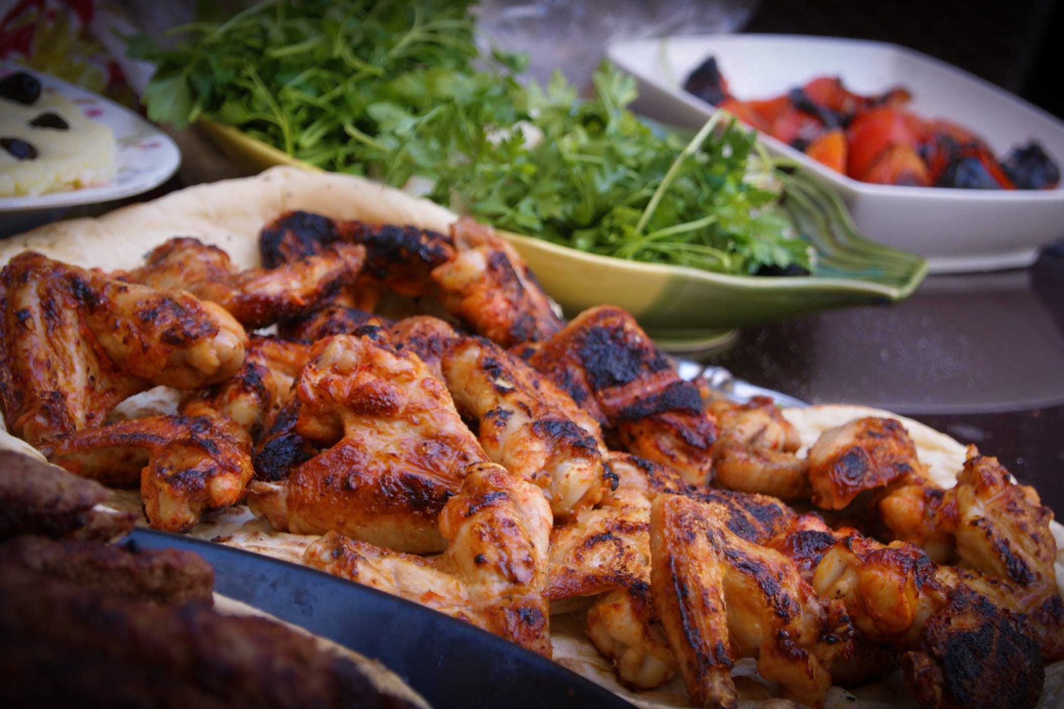 يقدم الاطباق الهندية والاسيوية 