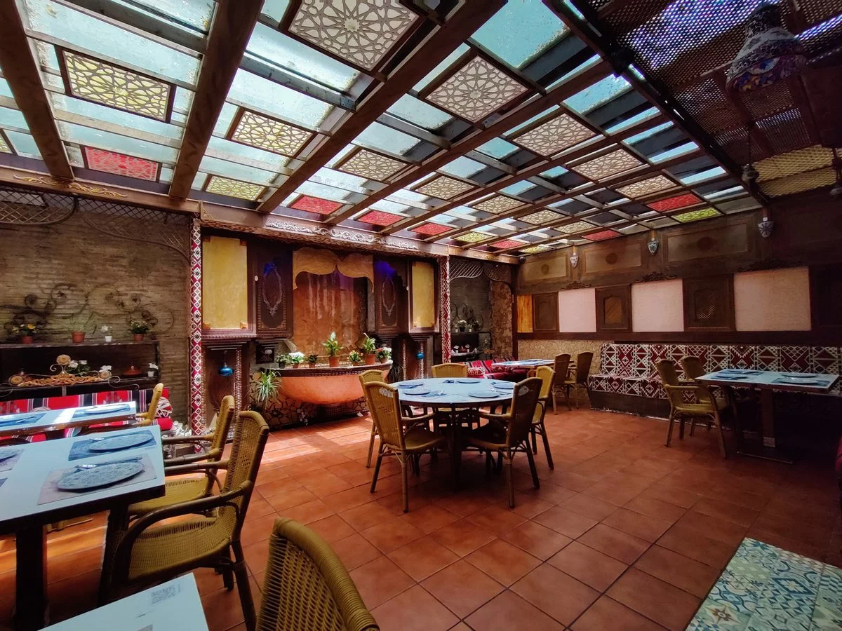 يقدم الاطباق الاسبانية والمتوسطية والمشويات 