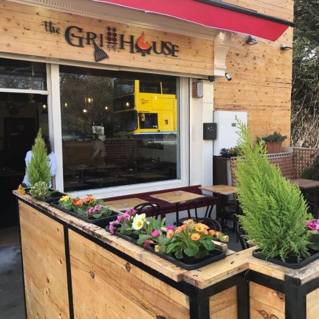 يقدم الاطباق اللبنانية والمتوسطية والشرق اوسطية 