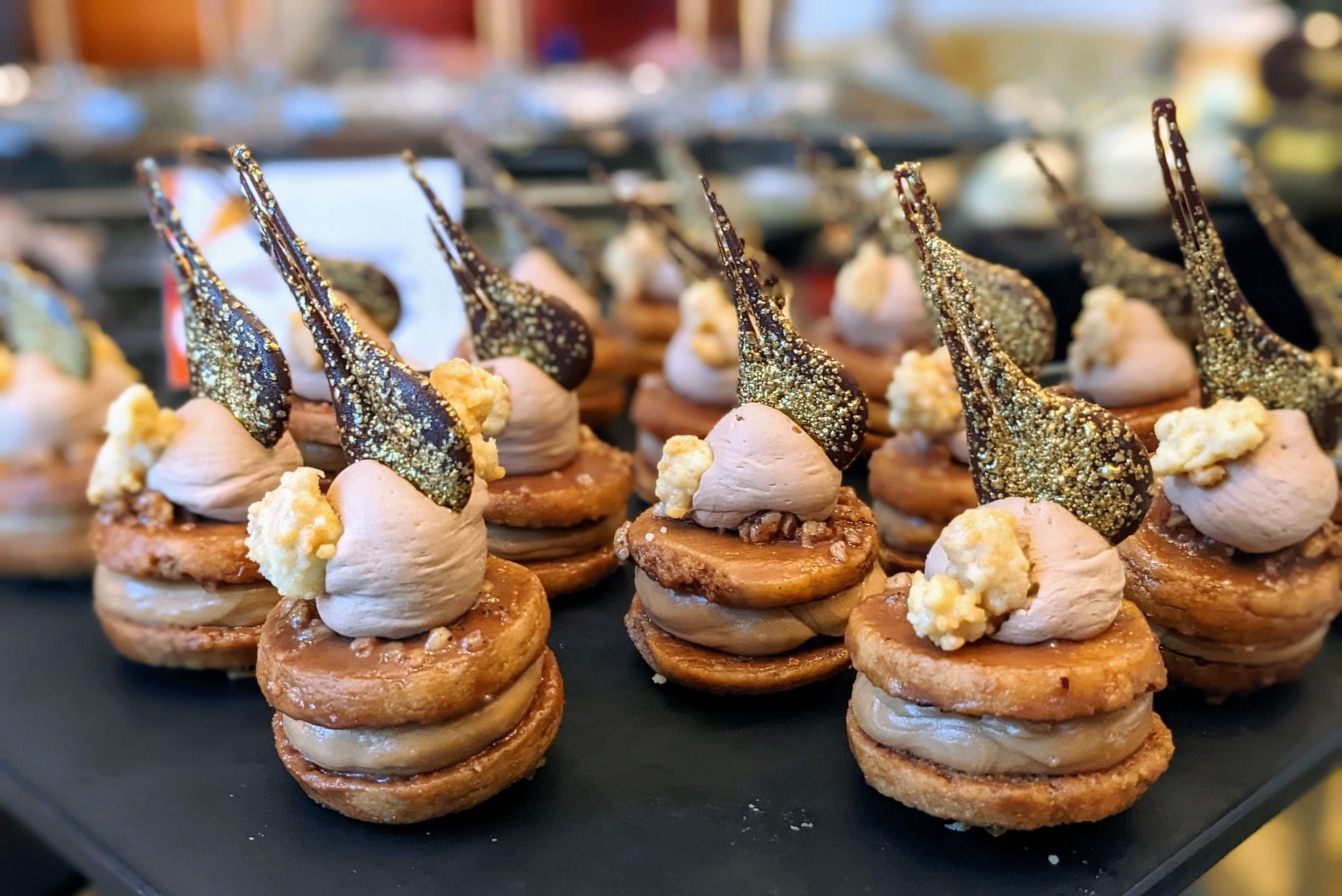 يقدم الاطباق الحديثة والصحية والعالمية والشرق اوسطية 