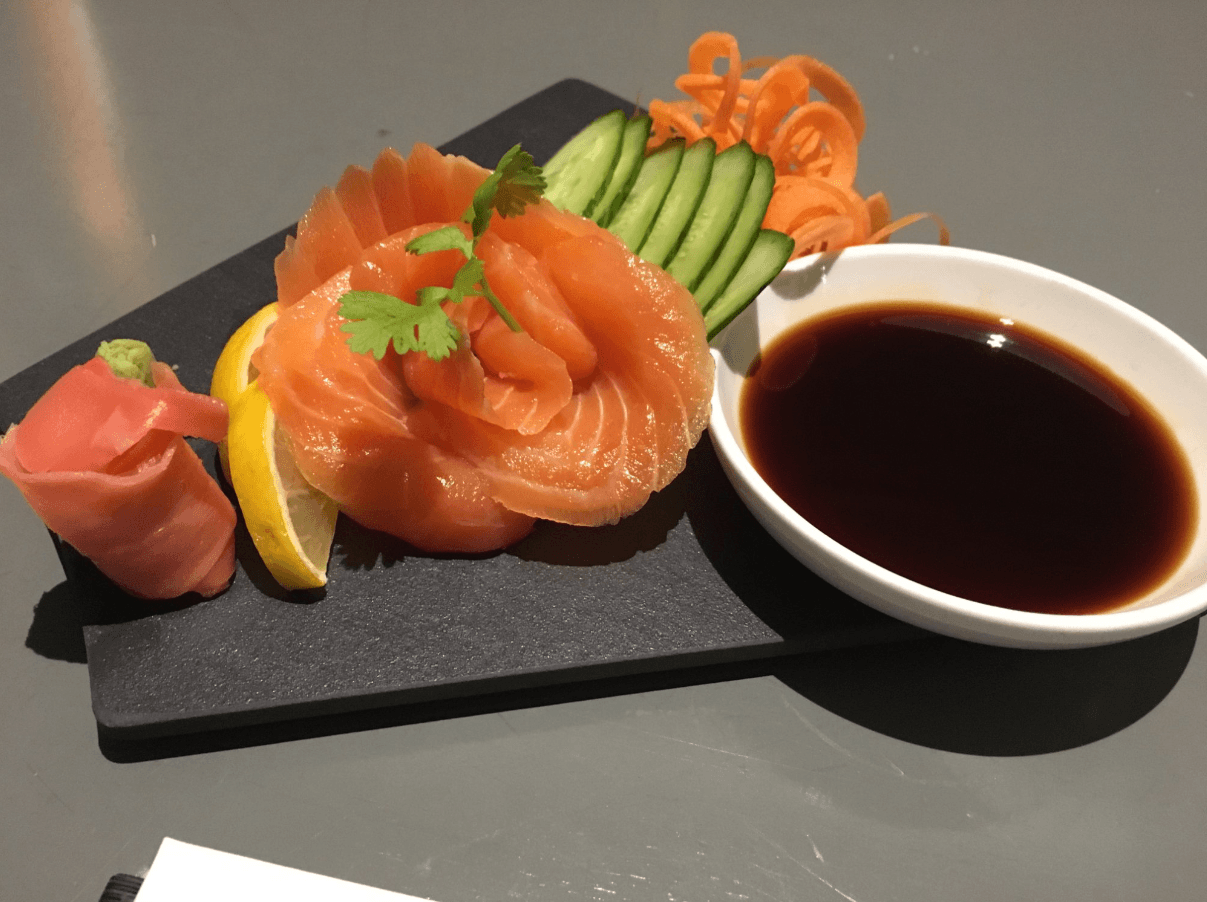 يقدم الاطباق الاسيوية 