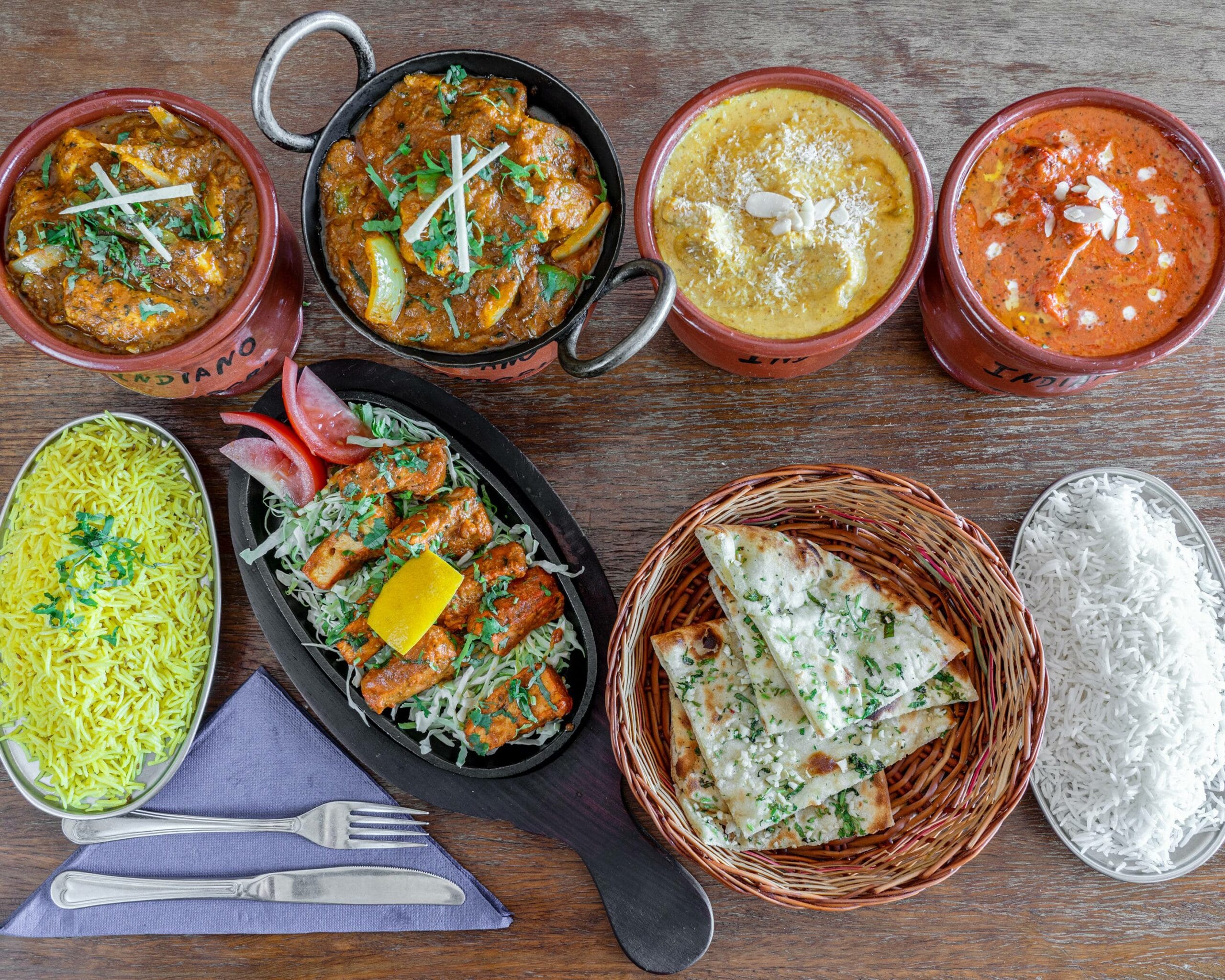 يقدم الاطباق الهندية والاسيوية 