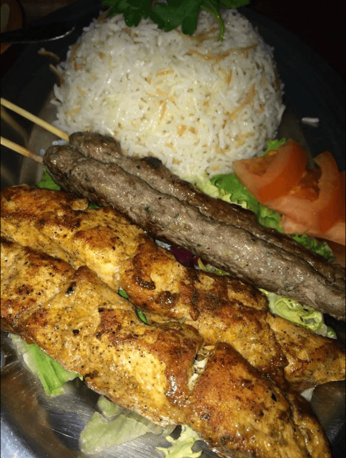 يقدم الاطباق اللبنانية والشرق اوسطية 