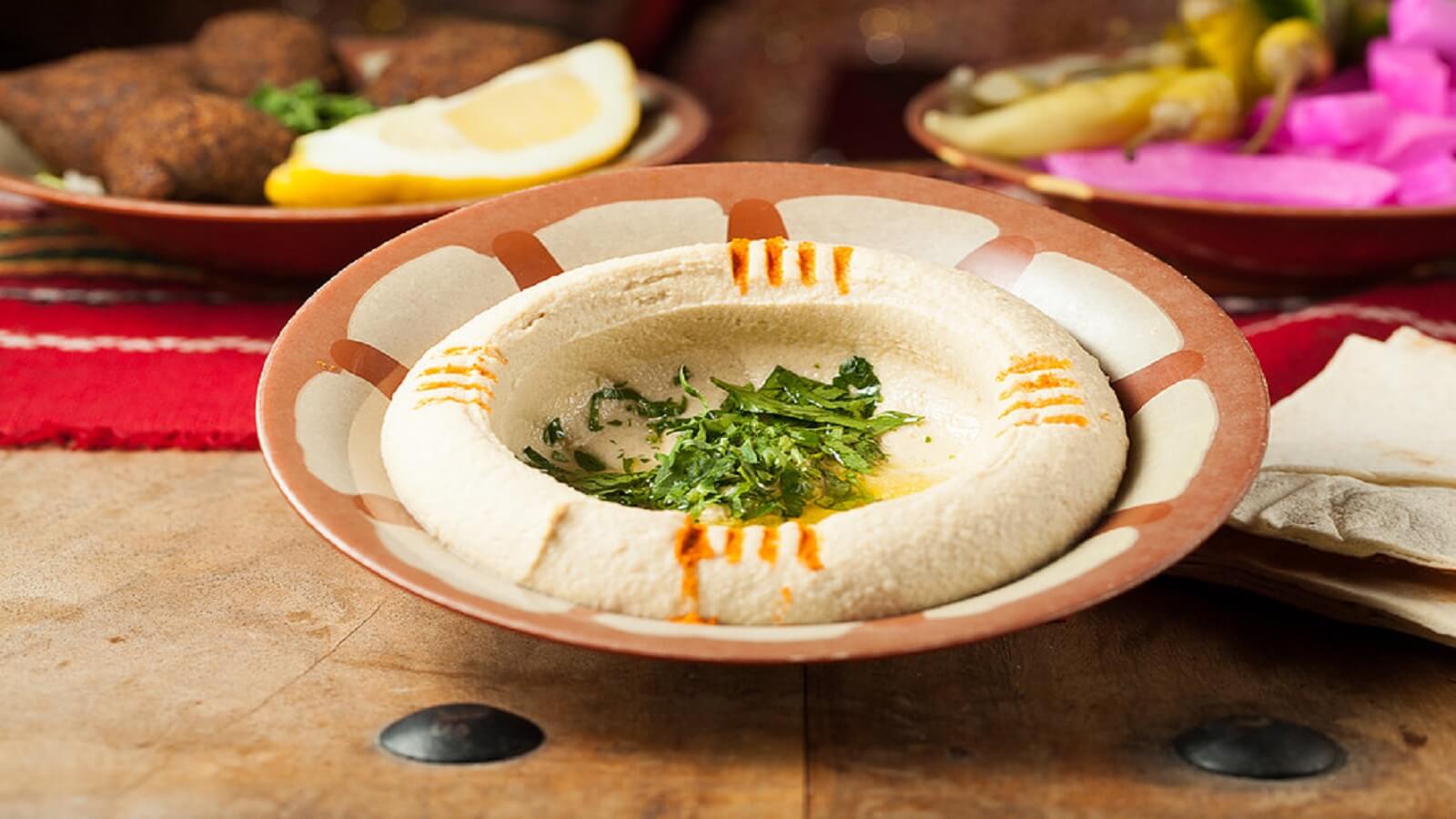 يقدم الاطعمة اللبنانية و الشرق اوسطية