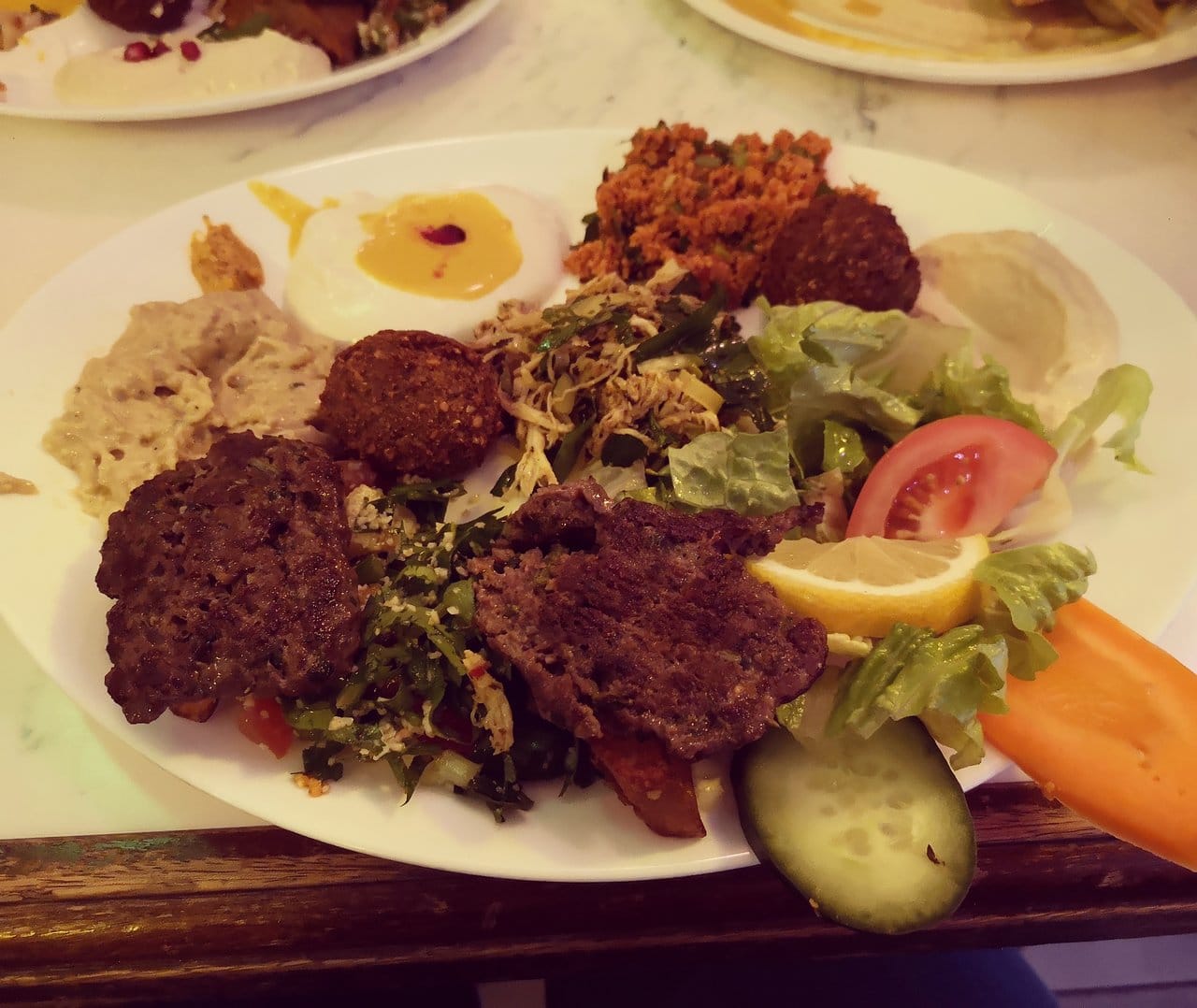 يقدم الاطباق المتوسطية والصحية والشرق اوسطية 