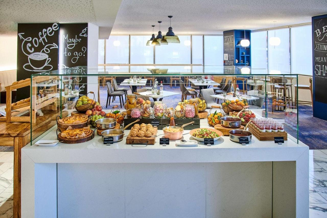 يقدم الاطباق المغربية المتوسطية والشرق اوسطية 