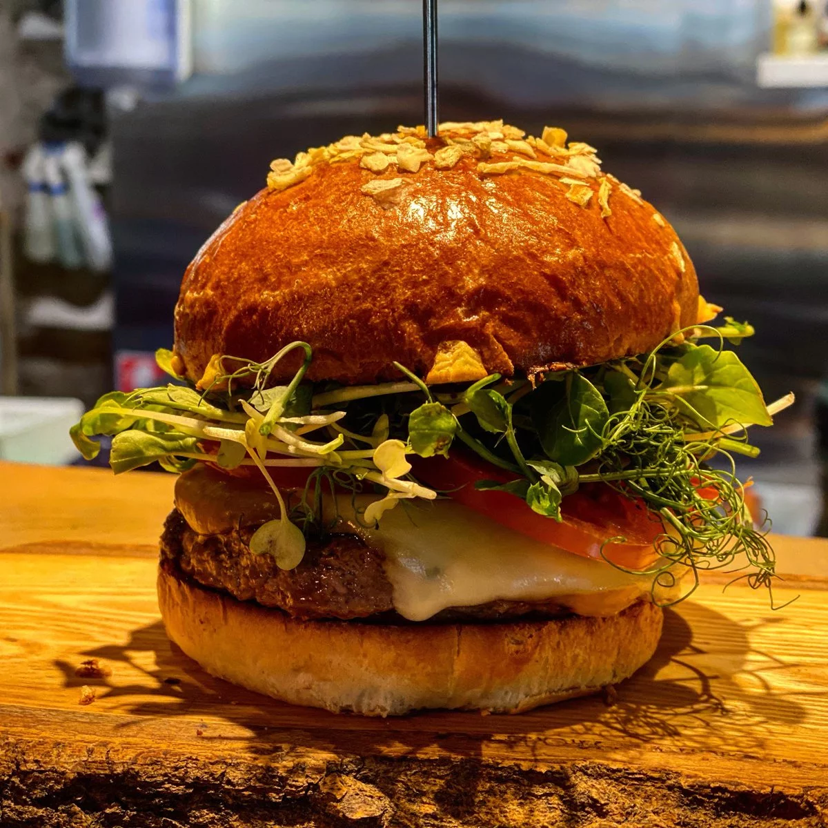 يقدم الوجبات السريعة 