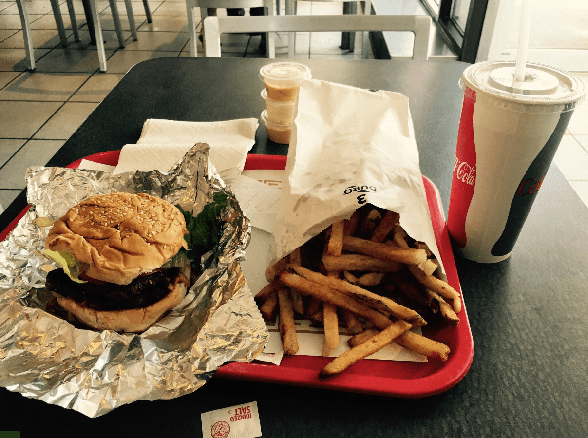 يقدم أشهى المأكولات اليمنية بالإضافة إلى بعض الوجبات السعودية