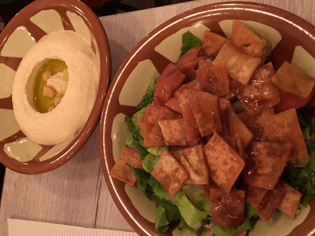 يقدم الاطباق اللبنانية المميزة