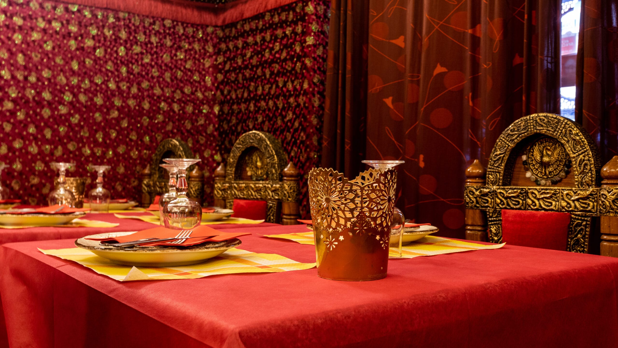 يقدم اطباق الدجاج واللحوم 