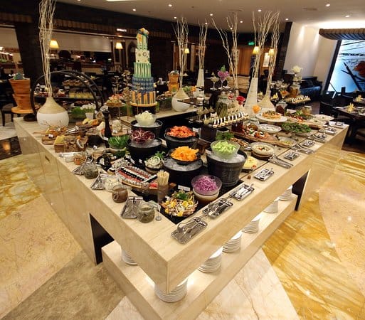 يقدم الاطباق الاوروبية والشرق اوسطية 