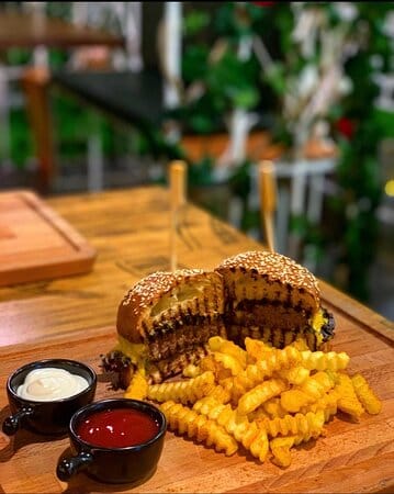 يقدم الاطباق الصحية والمتوسطية والشرق اوسطية 