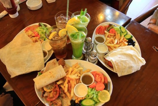 يقدم الاطباق الشرق اوسطية 